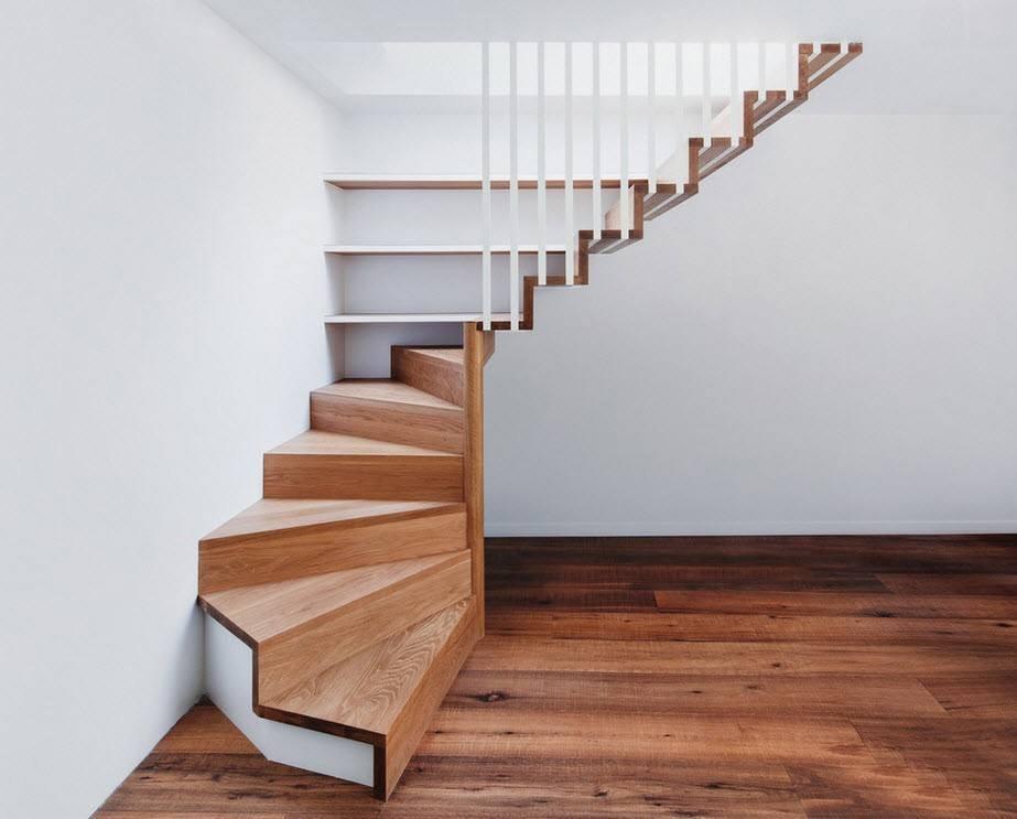 При проектировании угловой лестницы необходимо учесть размеры потолочного проема и высоту потолка