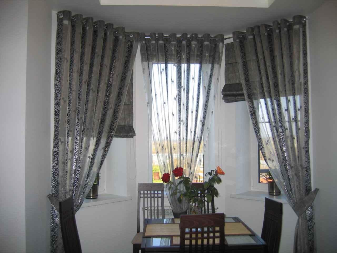 В большинстве стилей позволительно использовать шторы, которые отличаются по цвету от общего интерьера