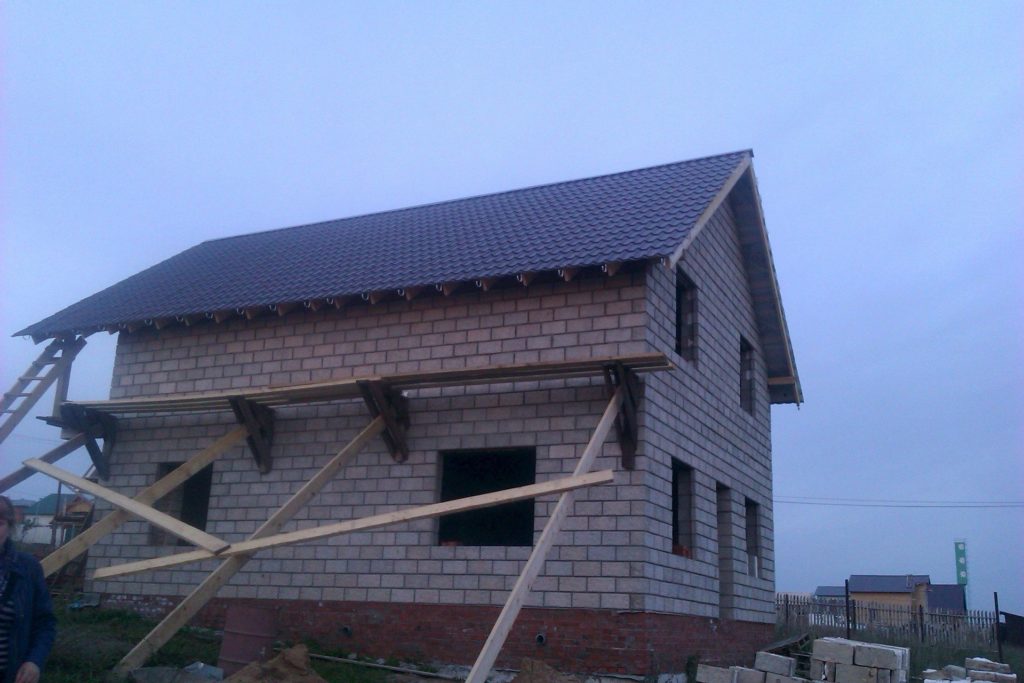 Так выглядит простая двускатная крыша, которую можно построить самому