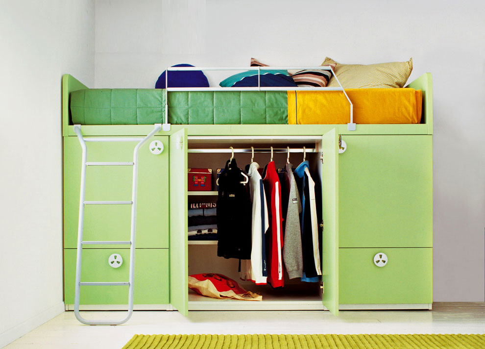 Кровать-чердак с открытым шкафом для одежды внизу