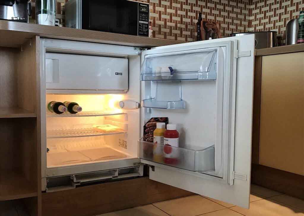 Куда поставить холодильник на кухне и в гостиной: выбор ниши