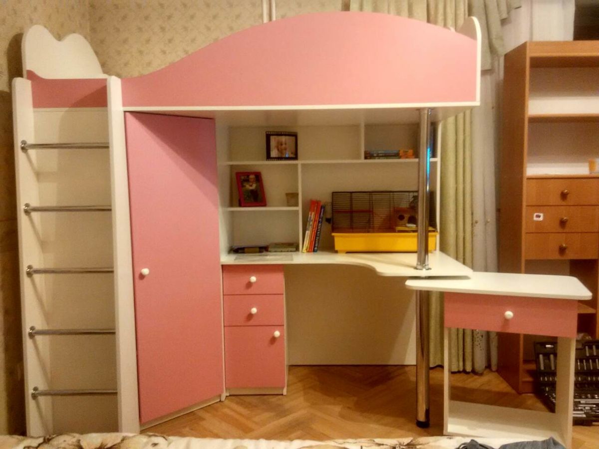 Кровать-чердак с выдвижным столом и угловым шкафом