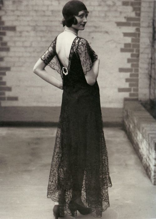 Девушка в длинном платье в стиле ретро 20-30 годов