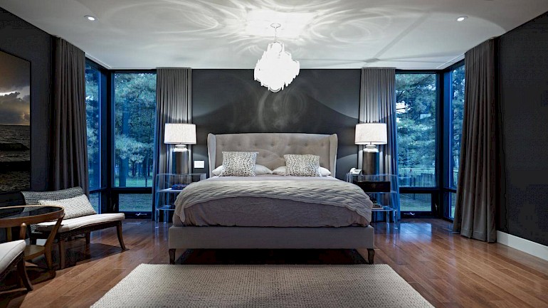 Спальня в черно-белом в стиле модерн выглядит роскошно