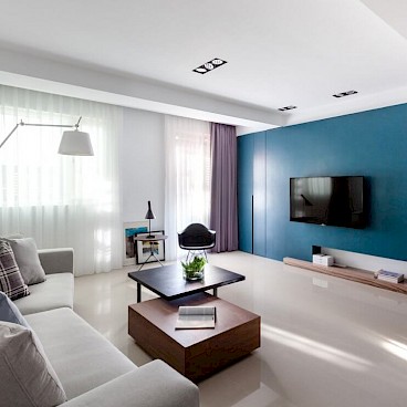 Акцентная стена гостиной в синем отлично привлекает внимание