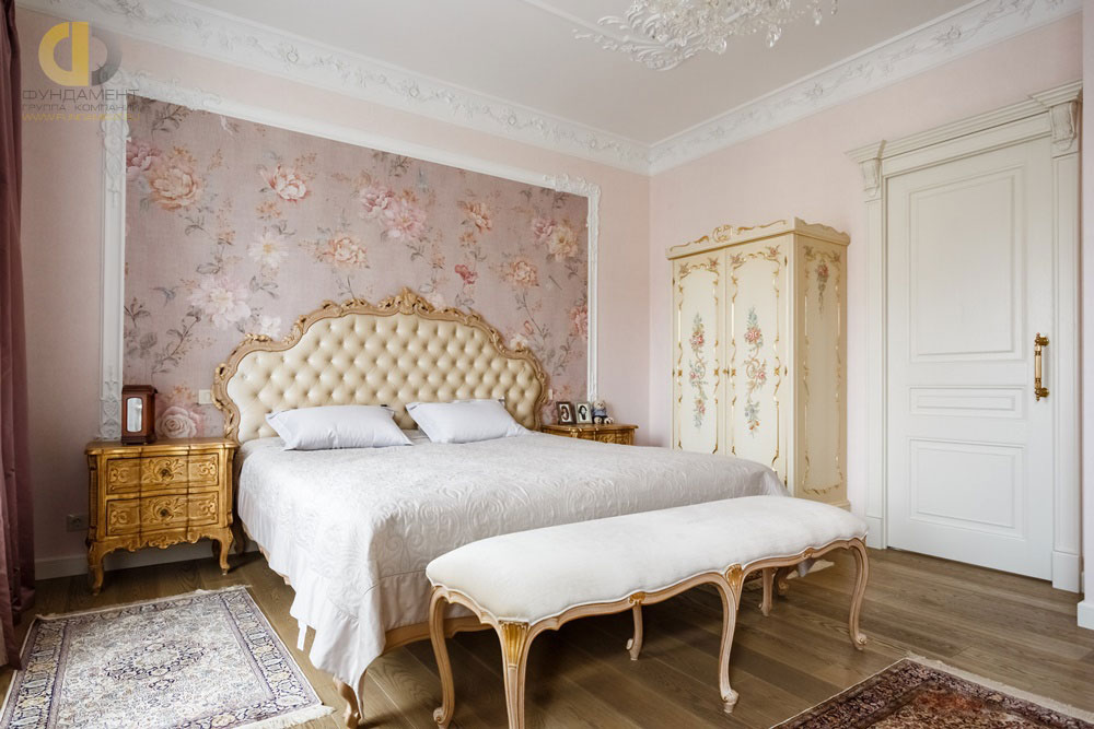 Спальня с богатым лепным декором после окончания ремонта