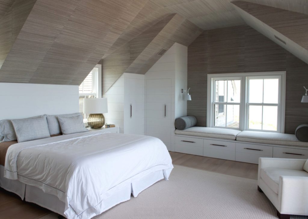 Мансардная спальня со светлой мебелью в стиле шебби шик