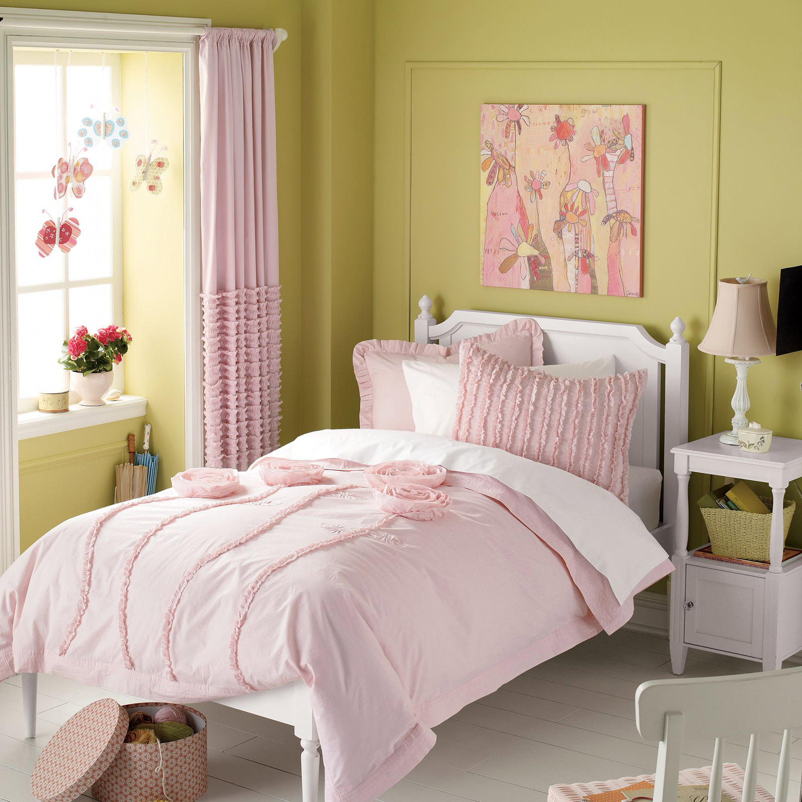 Розово-оливковая спальня