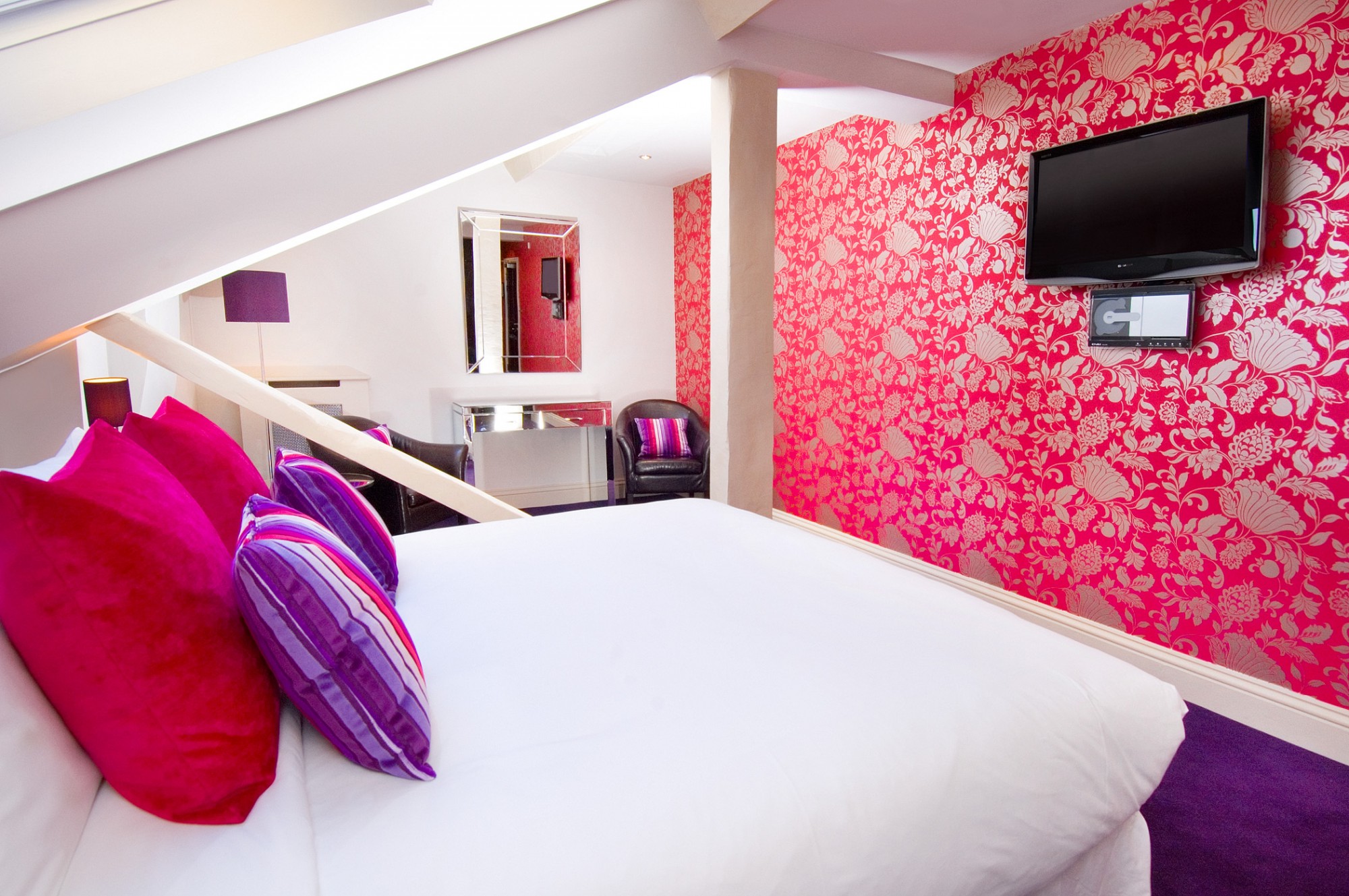 Розово-фиолетовая спальня