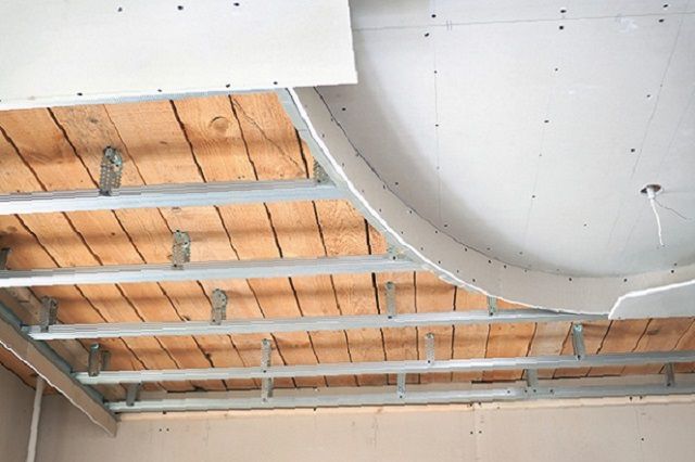 Декоративный потолок может располагаться в несколько ярусов