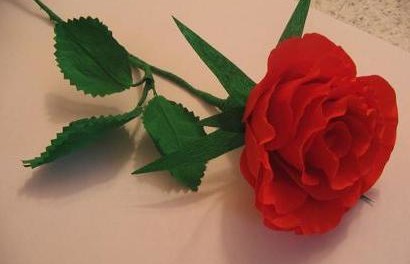 красная роза из гофрированной бумаги 