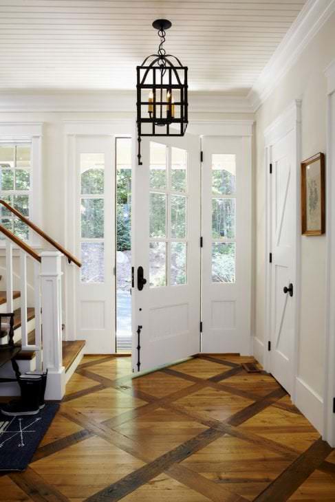 яркие двери в дизайне с оттенком коричневого