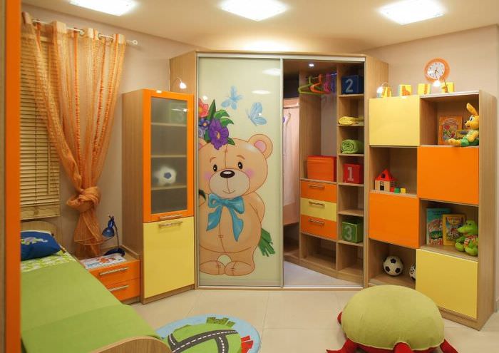 Угловой шкаф-купе в детской комнате